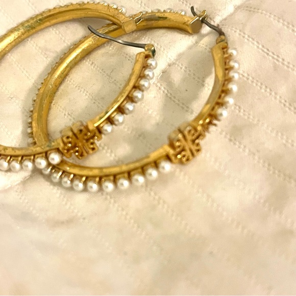 Tory Burch- Britten Pearl Hoop Earrings set in Gold. EUC. - Picture 5 of 5